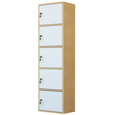 Des casiers plus grands pour les clients, le personnel du salon de coiffure, et des armoires avec des serrures en bois.