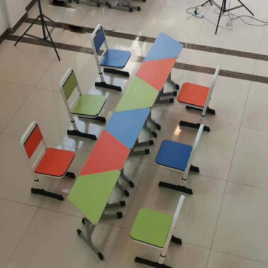 Tables et chaises d'élèves, tables de formes irrégulières, tables d'activités de groupe modulables et colorées, tables et chaises hexagonales pour les activités artistiques en classe