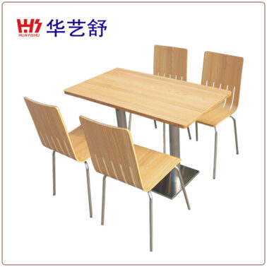 Table et chaises pour quatre personnes, couleur teck doré, base composite, table de restauration rapide moderne et minimaliste.