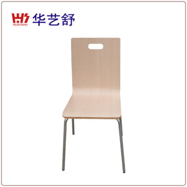 Fabricant de chaises en bois courbé à dossier droit, aérations oblongues, veinage apparent, design sobre, idéales pour les cantines universitaires et les formations en entreprise. Vente en gros disponible.