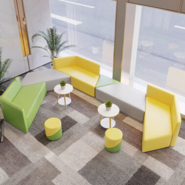 Espace détente/réception avec un canapé et une table basse modernes, minimalistes et capitonnés, au design unique et créatif.